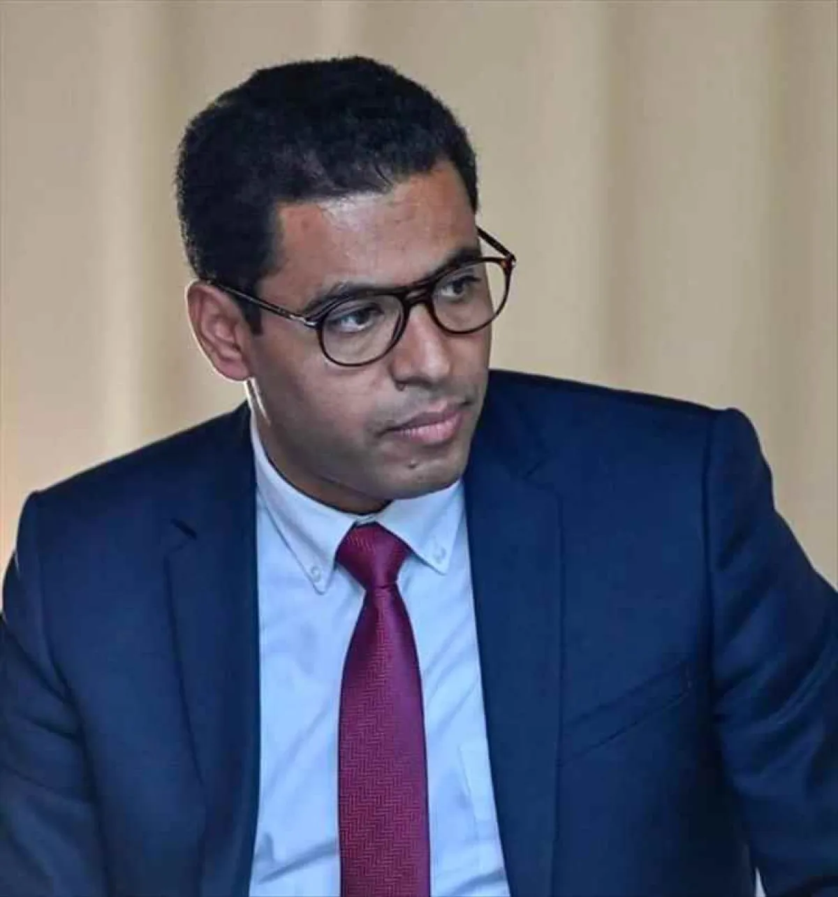‏اليمن.. الرجل المريض الذي مُنع من الموت والتعافي.. باحث يفجر أسئلة صادمة عن الدولة والكانتونات والانهيار الكبير