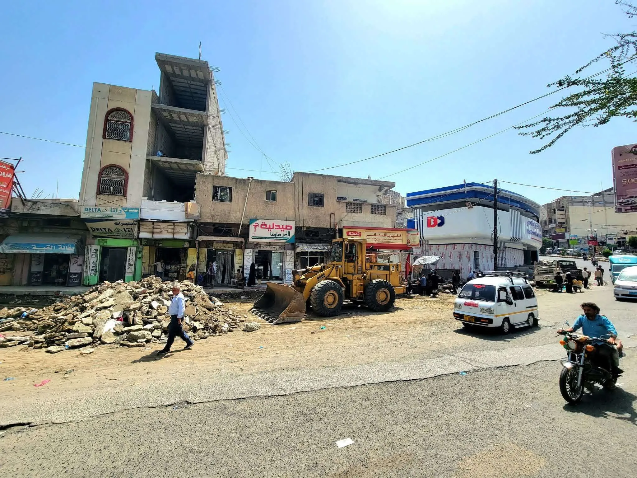 بدء أعمال إزالة أرصفة في مديرية المظفر بتعز ضمن مشروع توسعة طريق