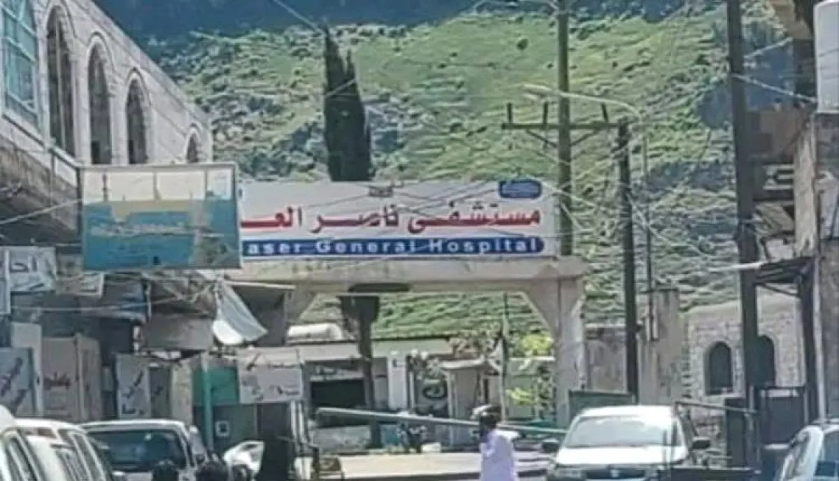 الحوثيون يغلقون عيادات وأقسام داخل مستشفى حكومي 
