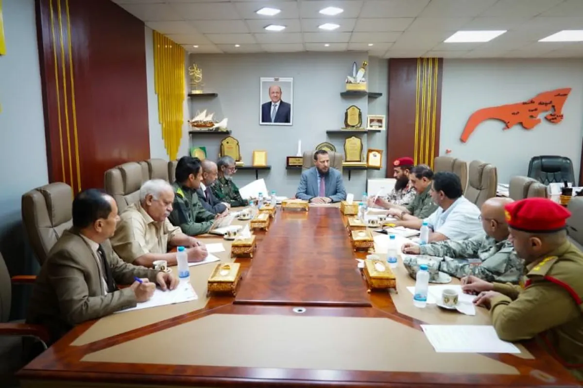 محافظ العاصمة عدن يترأس اجتماعاً للجنة الأمنية ويؤكد على أهمية توحيد الجهود بين كافة الأجهزة الأمنية
