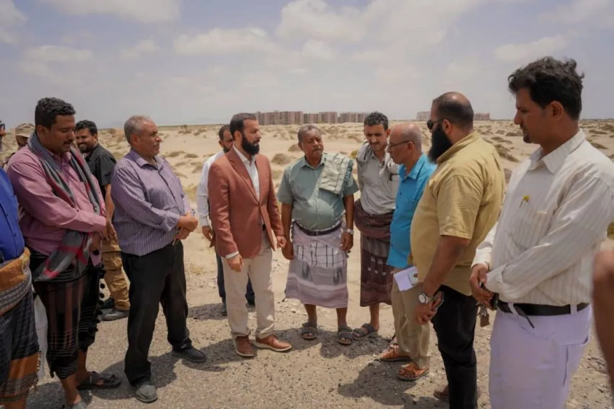 محافظ أبين يتفقد أراضي الجمعيات السكنية لموظفي الدولة وسير تصفية عقمة الجرائب