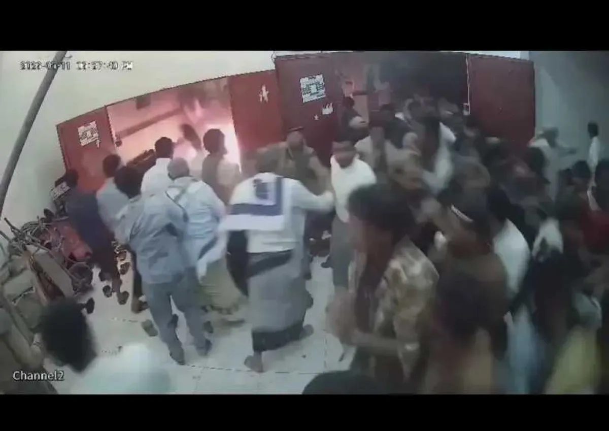 شاهد .. مواطن يشعل النار في جسده عقب خروجه من أحد المساجد بمأرب (فيديو)