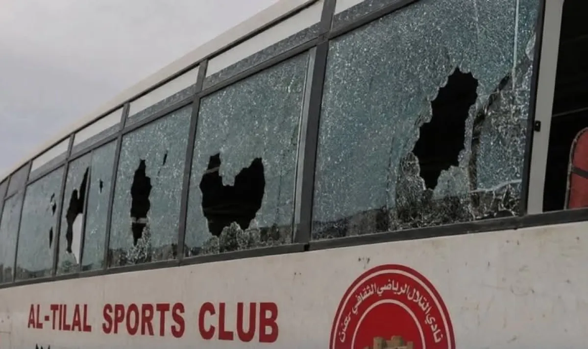 مصادر: حافلة نادي التلال تتعرض للاعتداء والرشق بالحجارة في الضالع أثناء عودة البعثة من صنعاء