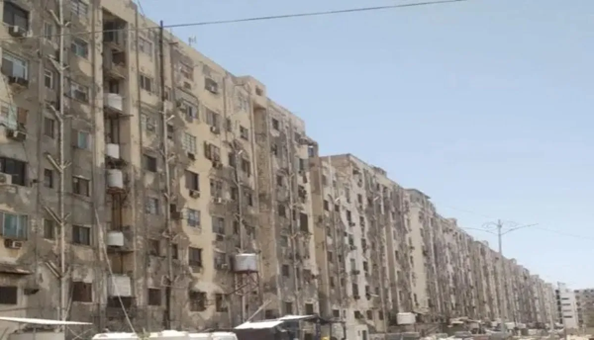 محافظ عدن يأمر بهدم وإعادة بناء مجمعين سكنيين في المعلا مهددين بالانهيار على نفقة المحافظة