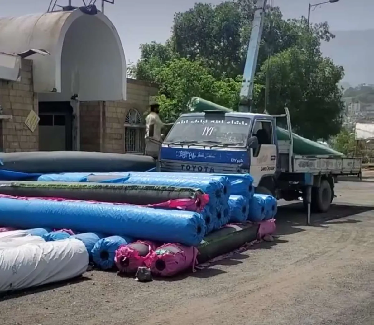 انطلاق المرحلة الأخيرة من مشروع تعشيب ملعب نادي الصقر بتعز