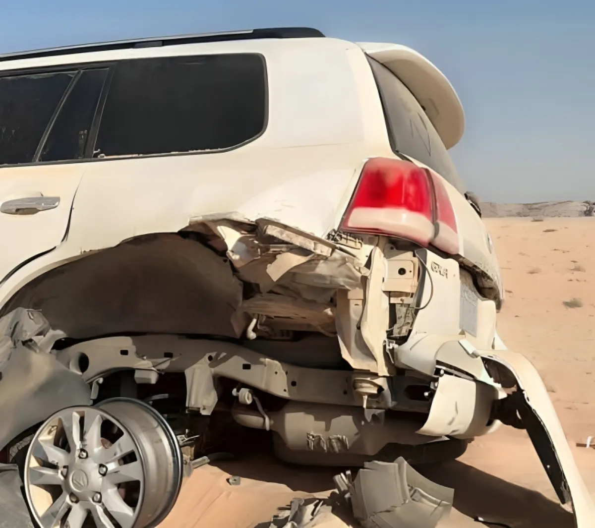 نجاة نجل شيخ قبلي من لغم انفجر بمركبته في الجوف ووالده يحمل الحوثيين المسؤولية