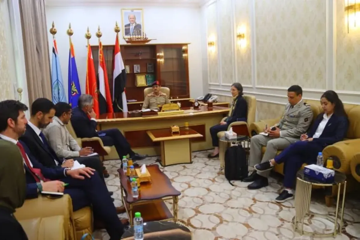وزير الدفاع يبحث مع الاتحاد الأوروبي وفرنسا تعزيز دعم القوات المسلحة والأمن في اليمن