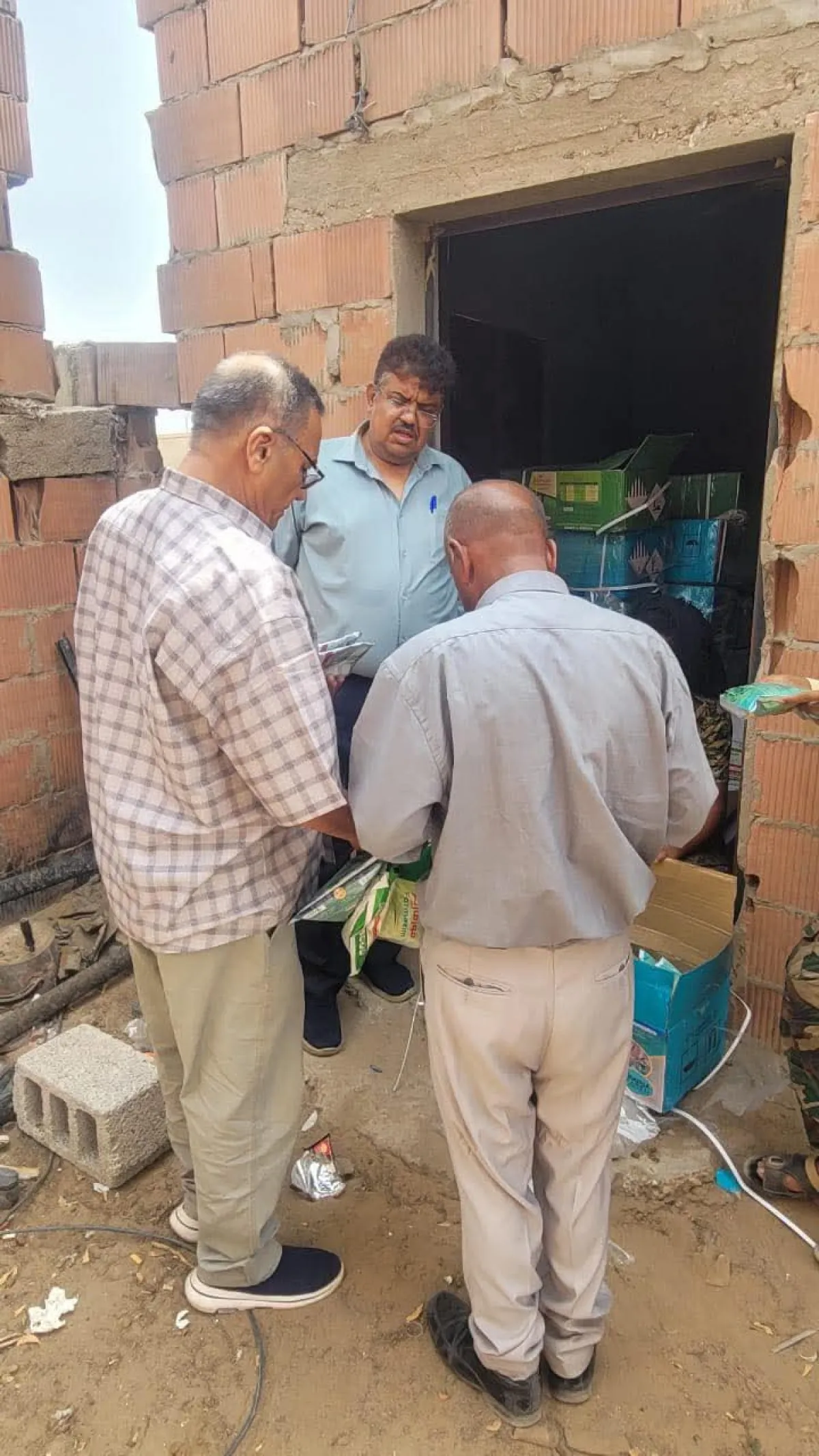 نزول لجنة من وزارة الزراعة والأسماك لمعاينة شحنة مبيدات حشرية مضبوطه بمحافظة لحج