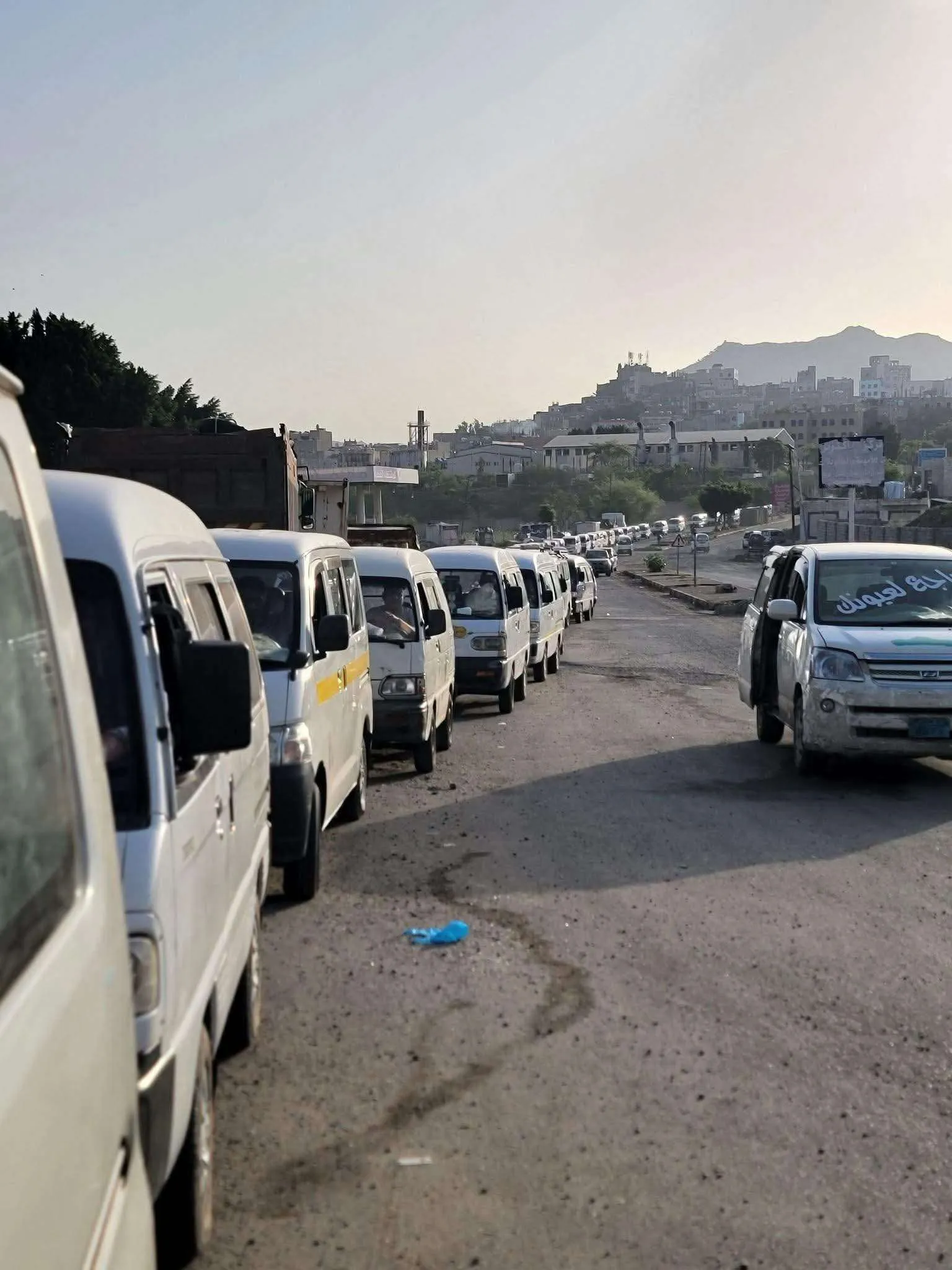 تعز: أزمة غاز منزلي تتسبب في ازدحام وطوابير طويلة