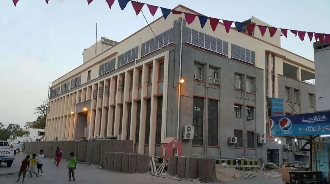 حريق في “البنك المركزي” بعدن.. البنك يطمئن الجمهور ويؤكد سلامة وثائقه وأرشيفه