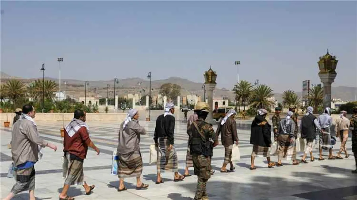 صحفي يصف ملف الأسرى لدى الحوثيين بـ”السوق السوداء” 