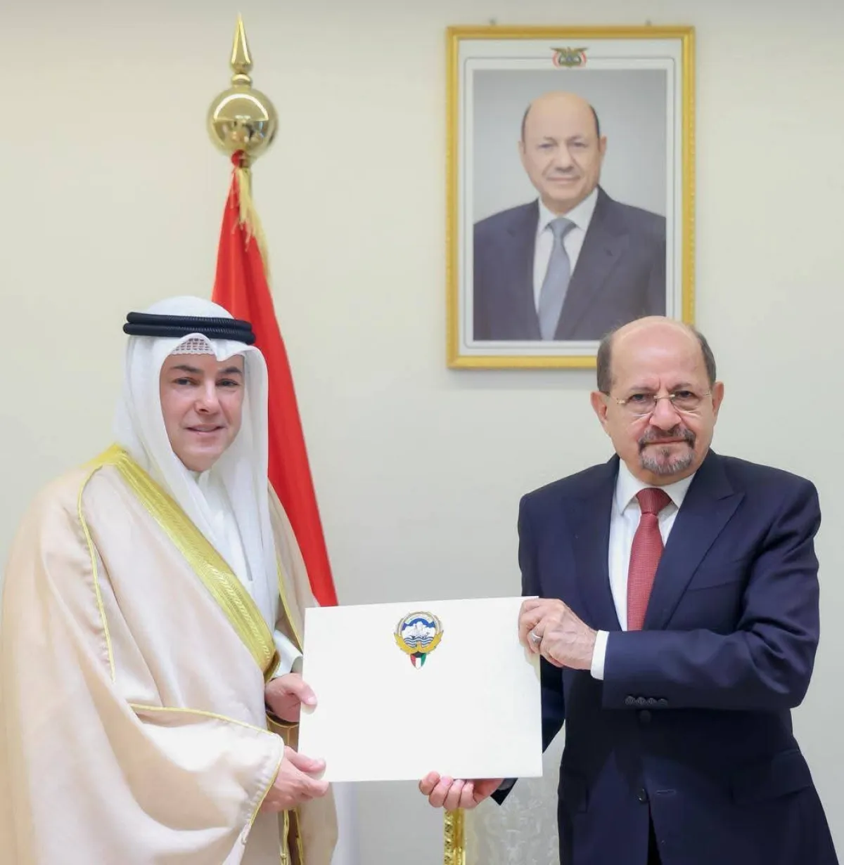 رئيس الحكومة اليمنية يتسلم أوراق سفير الكويت الجديد ويشدد على رفض “الاعتداءات الإيرانية”