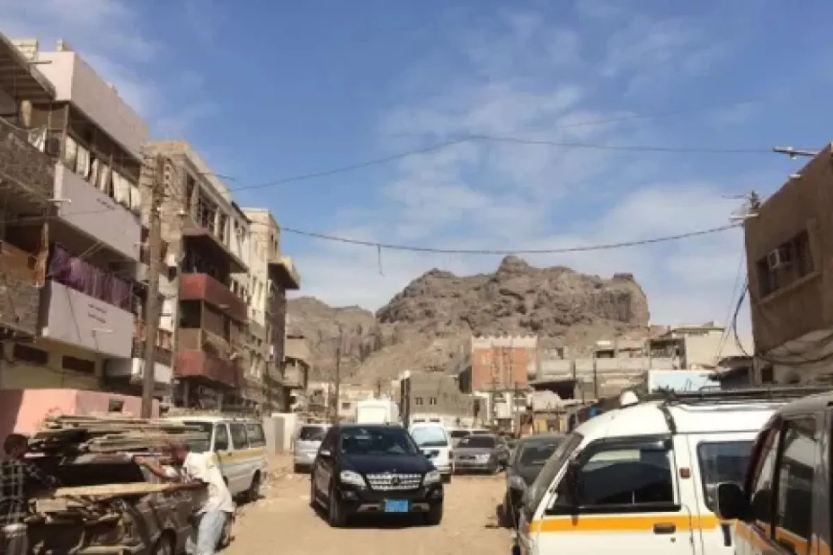 اشغال صيرة تنفذ أعمال تأهيل لعدد من المباني المهددة بالانهيار في الخساف
