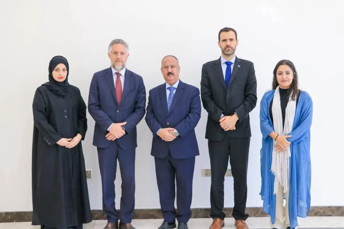 الوزير العمري يبحث مع سفير الاتحاد الأوروبي صياغة شراكة استراتيجية تنهض بقطاعات النقل في اليمن