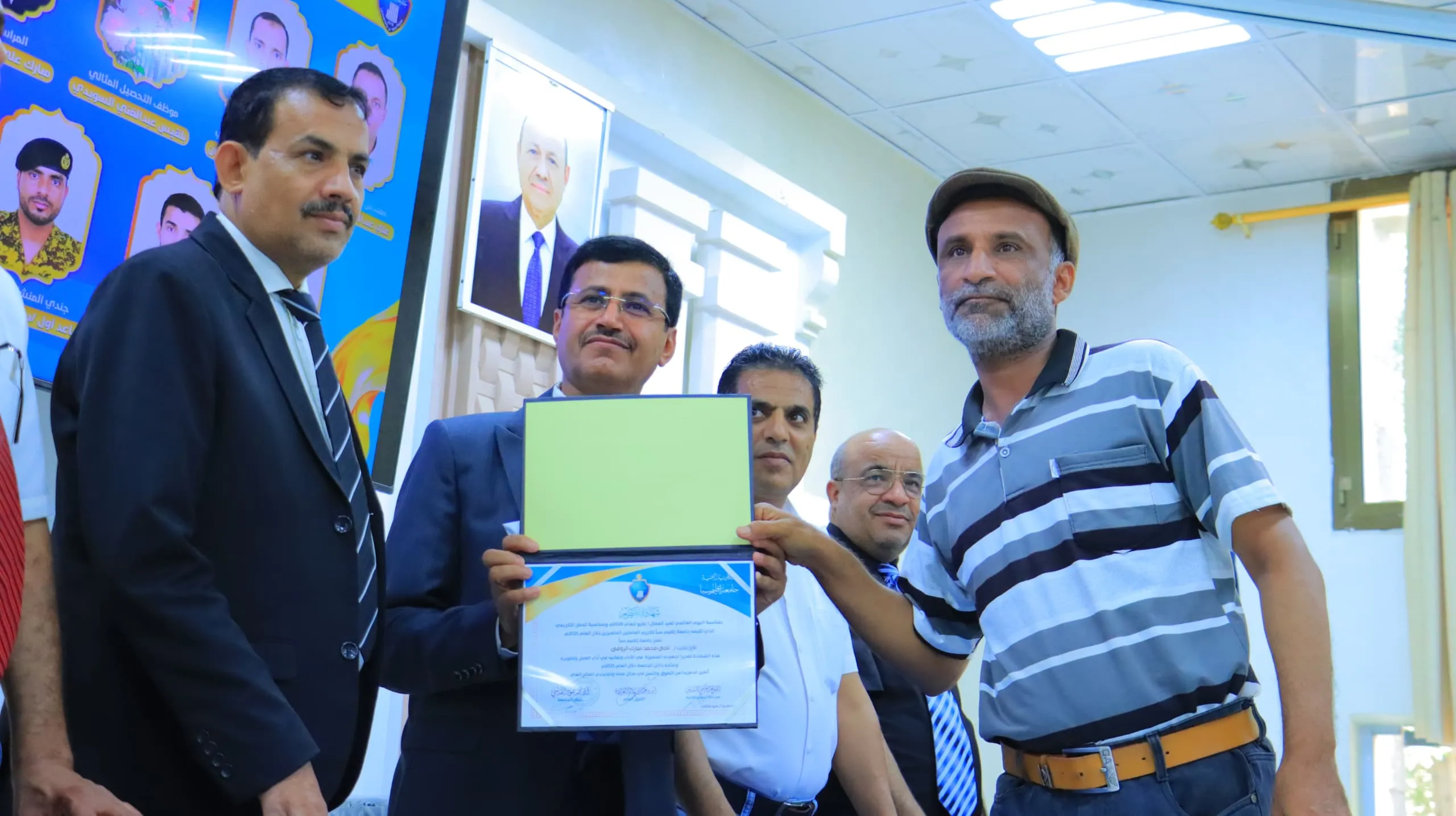 جامعة إقليم سبأ تكرم 83 موظفاً وعاملاً متميزاً بمناسبة عيد العمال العالمي