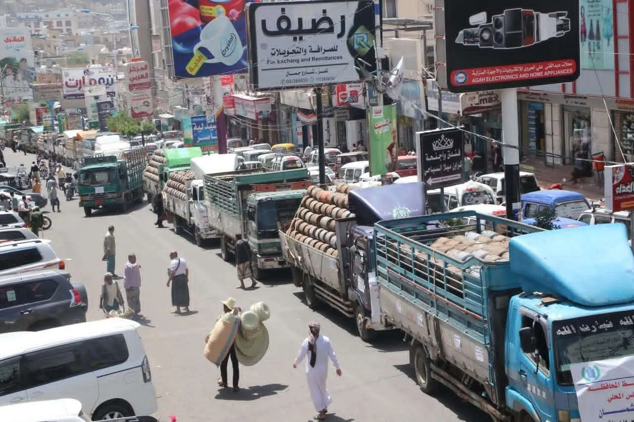شاهد .. صور الوقفة الاحتجاجية لوكلاء الغاز بتعز