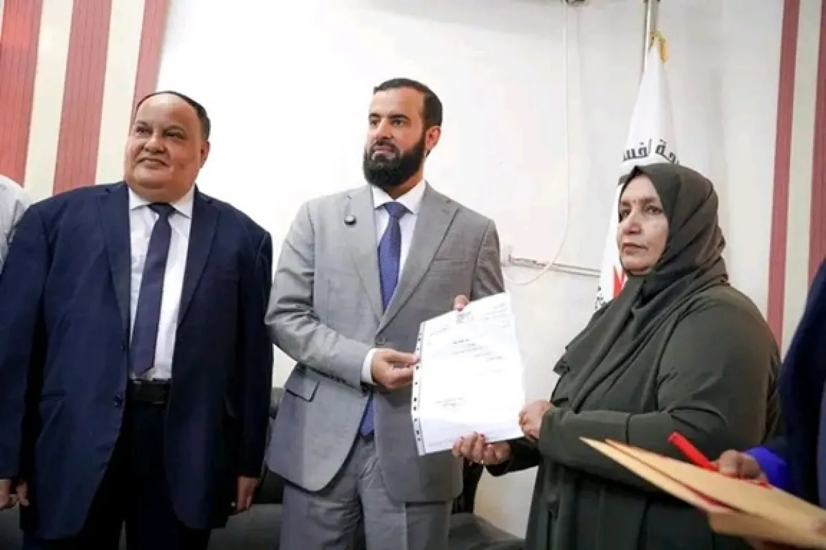 أول مسؤول يمني يسلّم إقراره بالذمة المالية