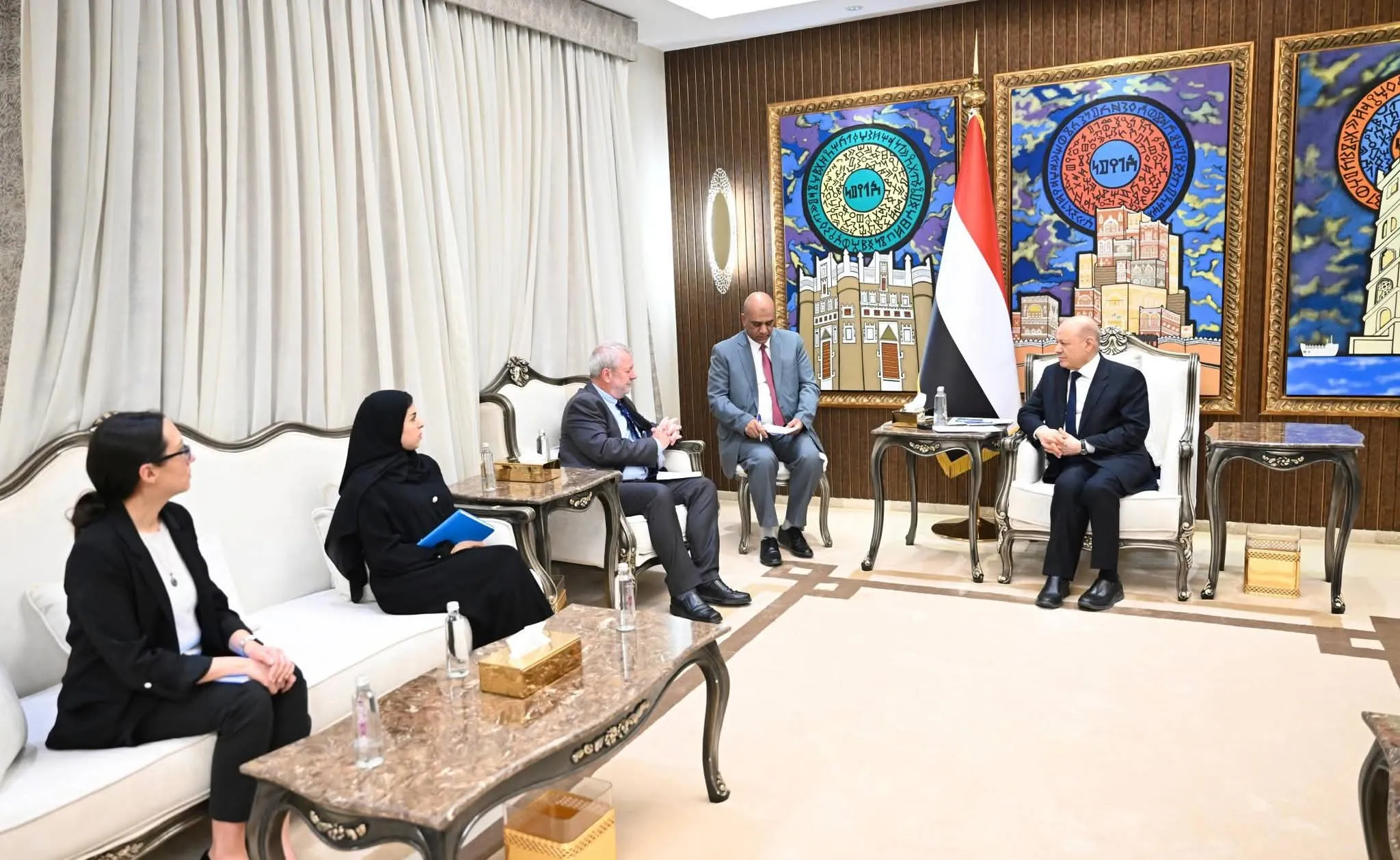 “رشاد العليمي” يطالب المنظمات الأممية بالانتقال من الإغاثة الطارئة إلى التنمية المستدامة