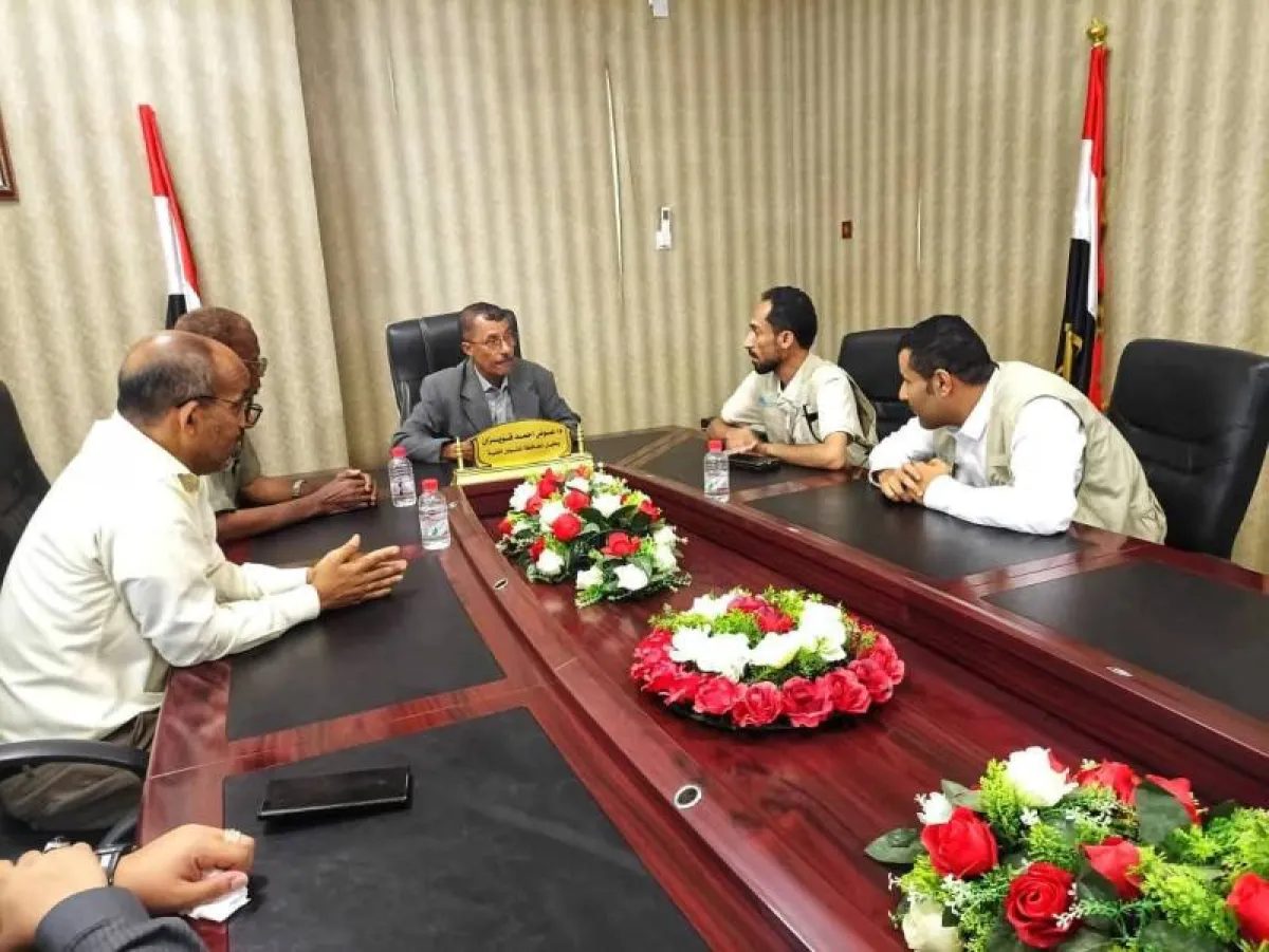 الوكيل قويزان يناقش احتياجات استكمال مشروع مخازن الأدوية واللقاحات بالمهرة
