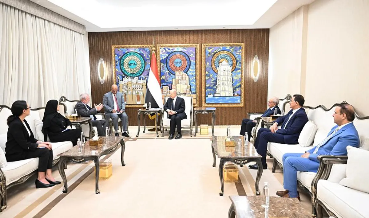رئيس مجلس القيادة يؤكد التزام الدولة بتوفير كافة سبل الحماية والتسهيلات لمجتمع العمل الانساني 
