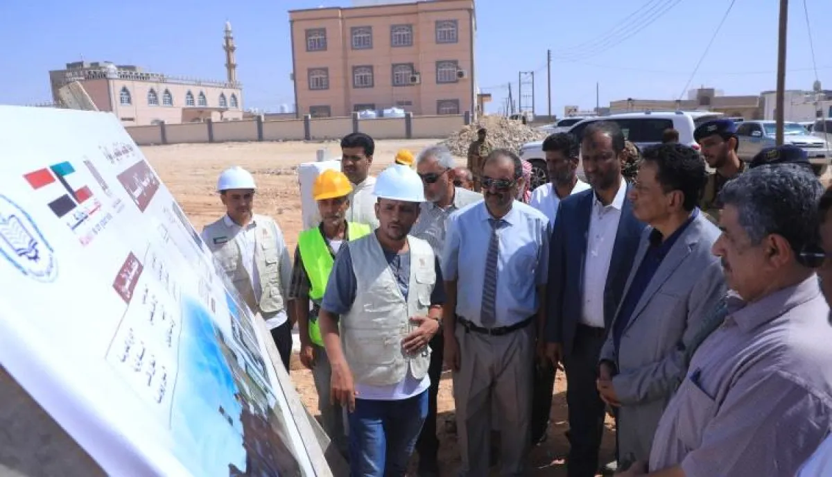 محافظ المهرة يضع حجر الأساس لمدرسة الإيمان ضمن مشروع مجمع الكويت التعليمي بالغيضة