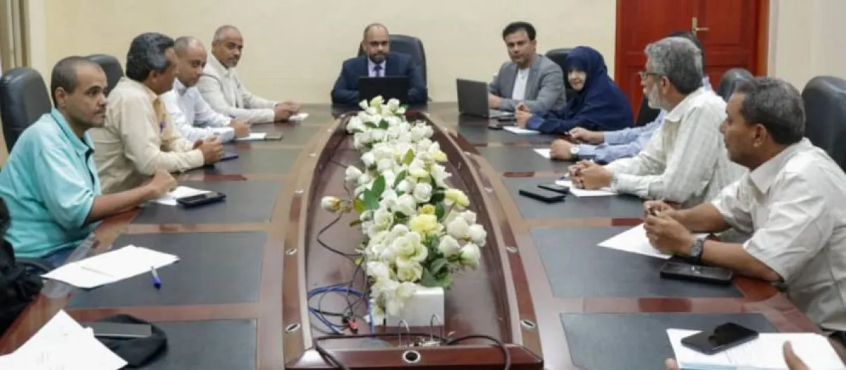 لأول مرة منذ 25 عاماً.. اجتماع وزاري في عدن يُقر لائحة تنظيم “الطيف الترددي” لشبكات الاتصالات