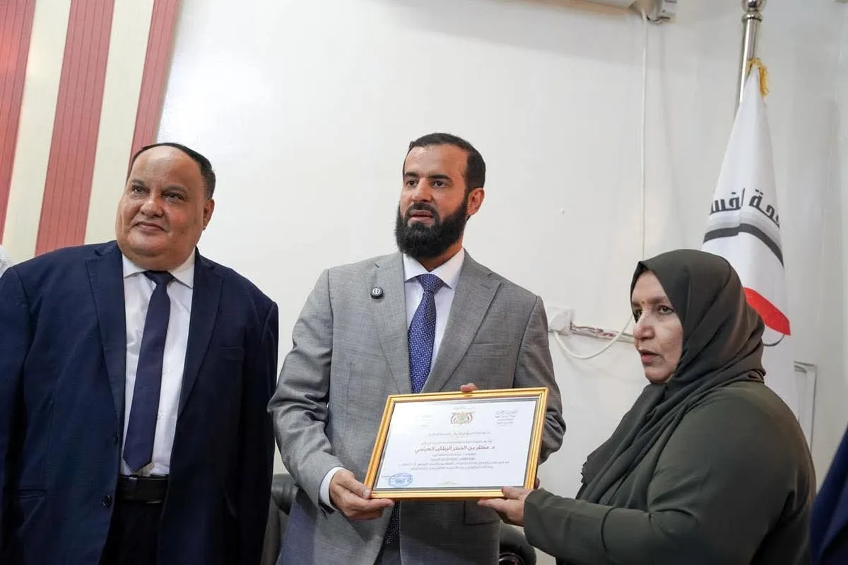 محافظ أبين يقدم إقرار الذمة المالية لهيئة مكافحة الفساد بعدن