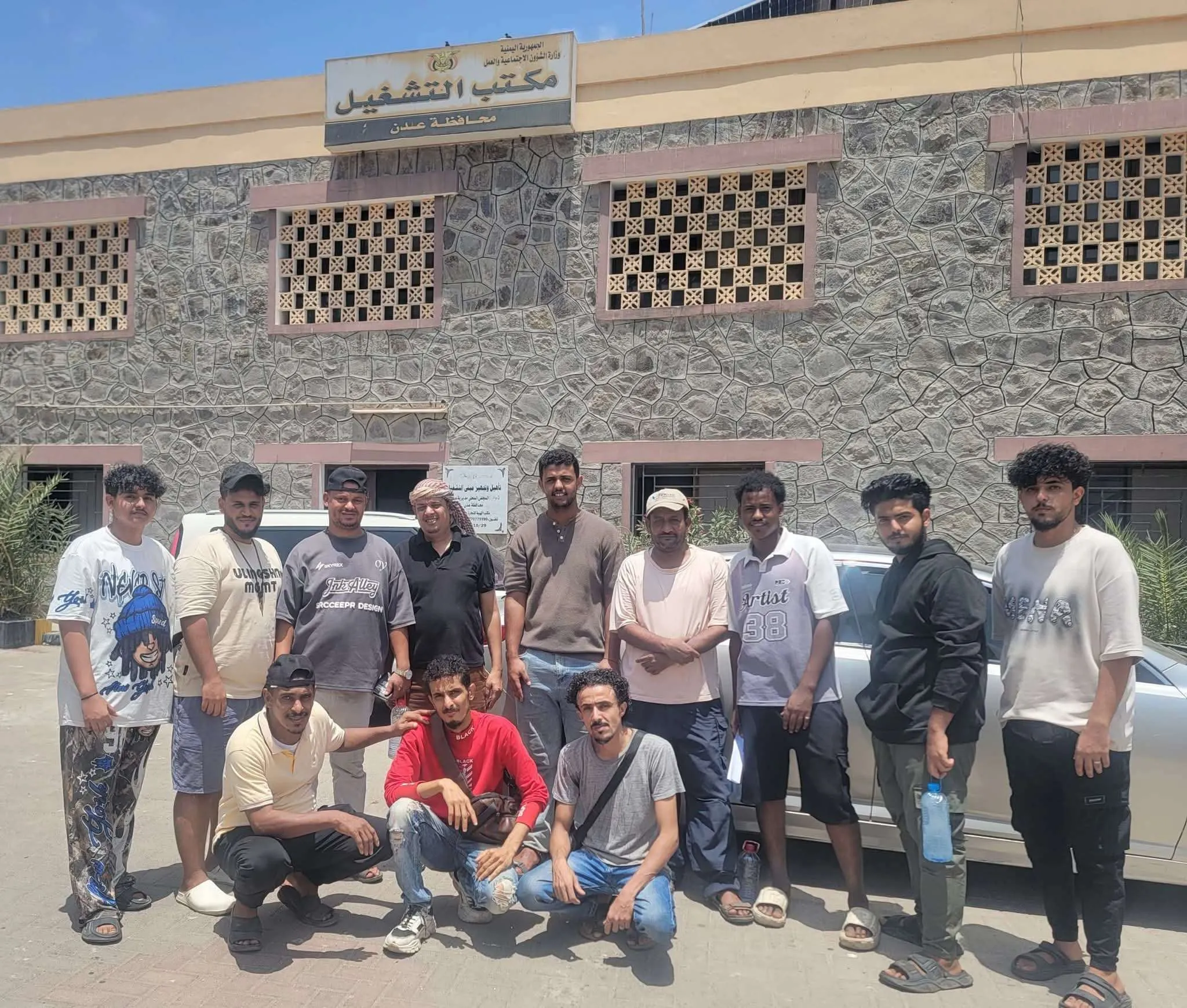 منتجع "كراون" يلفظ عماله إلى الرصيف : ملاك  وإدارة المنتجع يختفون.. وسلطات عدن توصد أبوابها في وجه العمال المقهورين