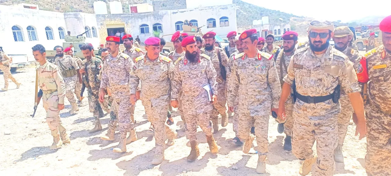 قائد المنطقة العسكرية الرابعة ووفد وزارة الدفاع يتفقدان محور أبين العملياتي ويطلعون على جاهزية القوات