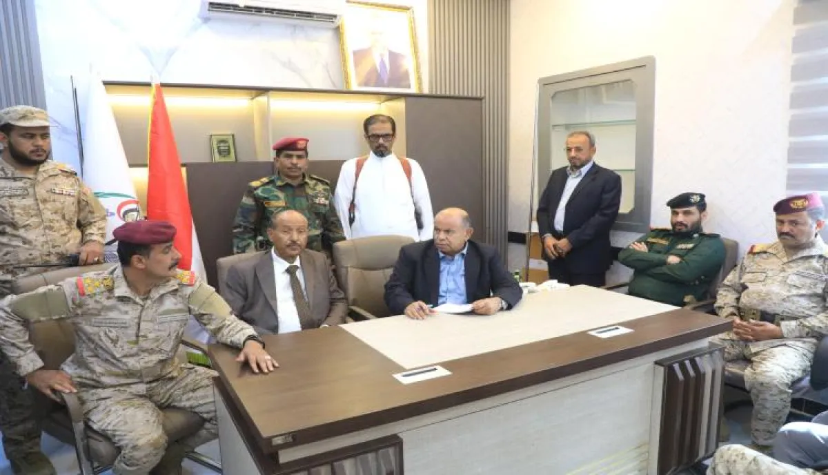 عضو مجلس القيادة الخنبشي يرأس اجتماعا عسكريا وأمنيا مشتركا بسيئون لتنسيق الجهود ورفع الجاهزية