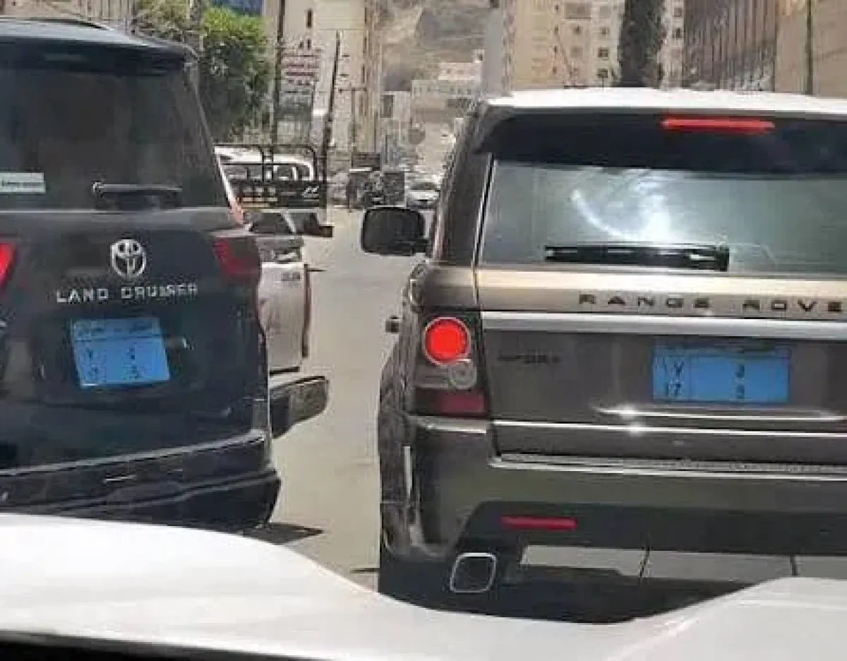 الحوثيون يهددون ناشطًا بالسجن بعد كشفه اختلالات في بيع لوحات السيارات
