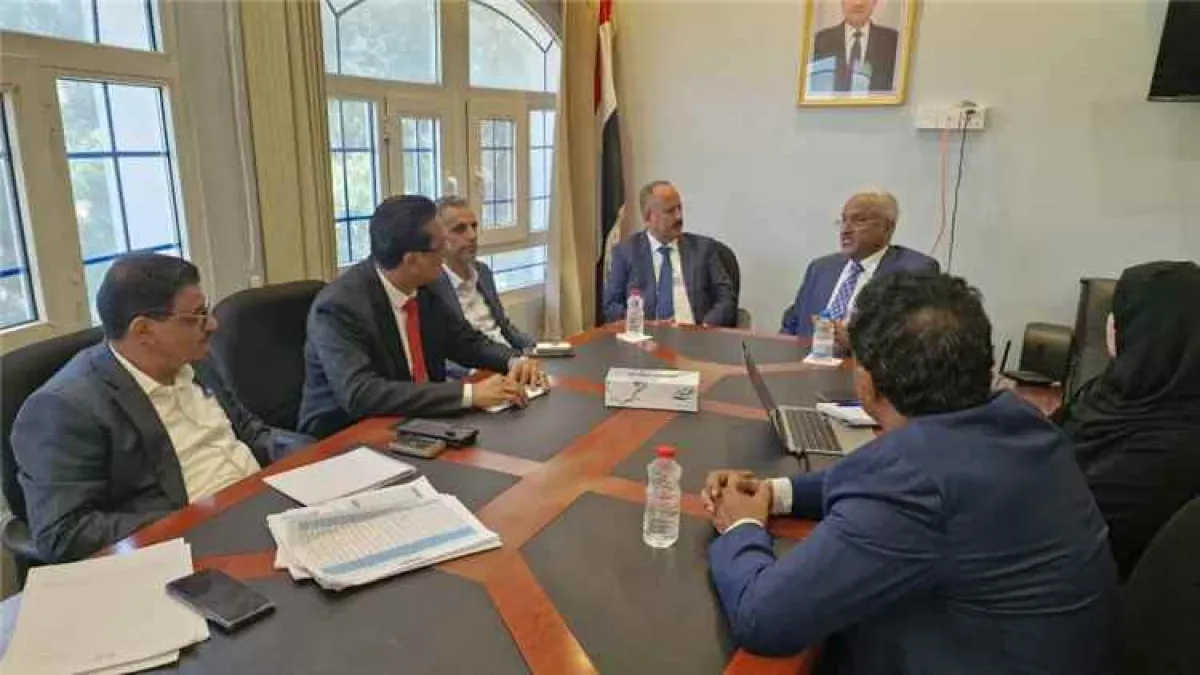 وزارة الإدارة المحلية ووزارة النقل تبحثان آليات توريد حصة السلطات المحلية من إيرادات تذاكر طيران اليمنية