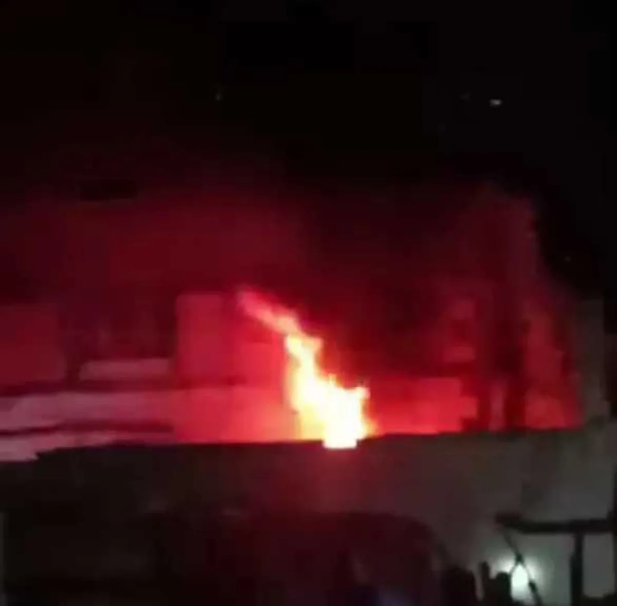 ماس كهربائي يُشعل النيران في فلة مهران القباطي بكود عنبر