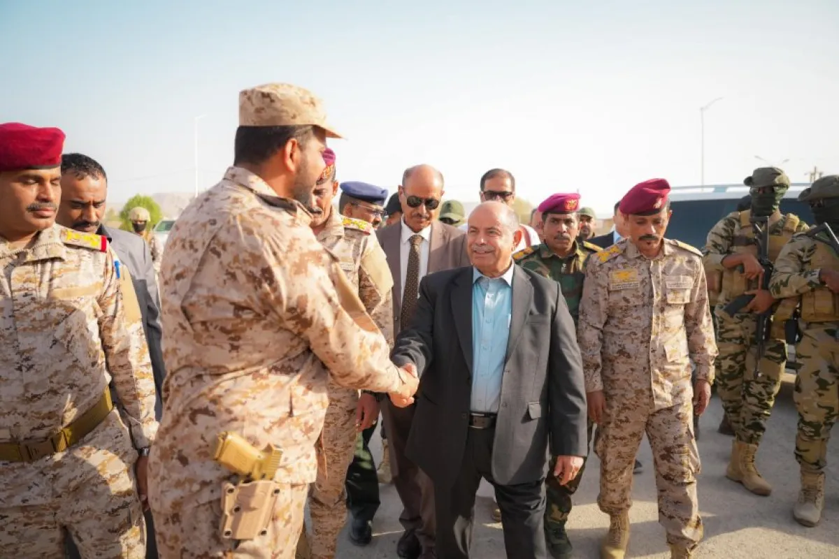 الخنبشي يشهد استعراضا عسكريا وأمنيا لقوات المنطقة الأولى ودرع الوطن والأجهزة الأمنية ويؤكد أن الأمن أساس التنمية بحضرموت