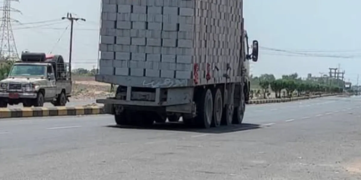 شاحنات بأحمال مفرطة تدمر طرقات لحج وتفاقم كلفة الصيانة