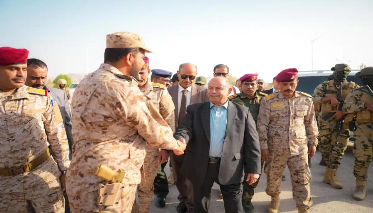 الخنبشي يشهد استعراضا عسكريا وأمنيا لقوات المنطقة الأولى ودرع الوطن والأجهزة الأمنية ويؤكد أن الأمن أساس التنمية بحضرموت