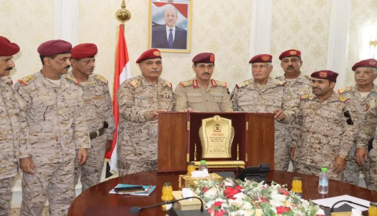 وزير الدفاع يكرم اللواء صالح محمد حسن نظير جهوده في الفترة الماضية