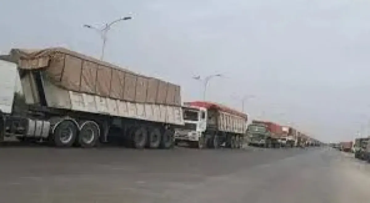 سائق شاحنة يمني يدفع مليون ريال جبايات في رحلة واحدة من عدن إلى مأرب