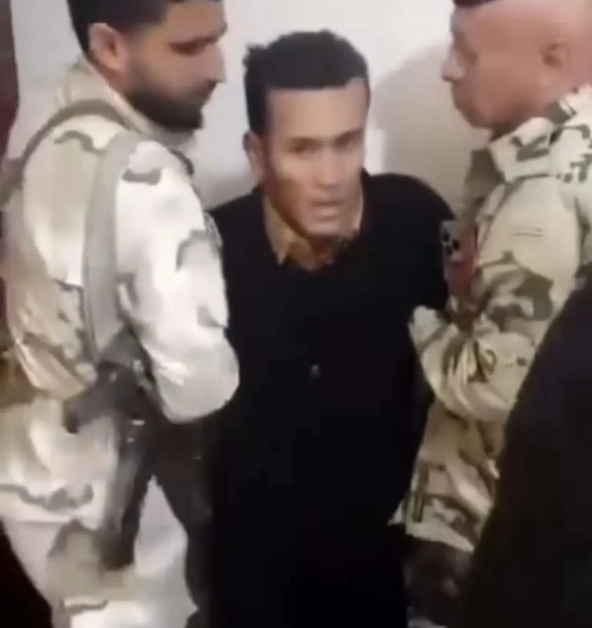 القبض على متهم بالقتل بزي نسائي