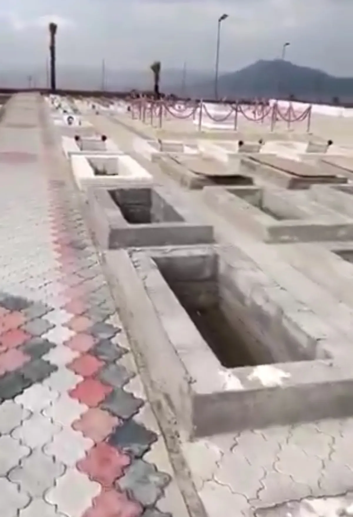 مقابر فاخرة لقيادات الحوثي بصنعاء تثير جدلا واسعا وسط تفاقم معاناة اليمنيين