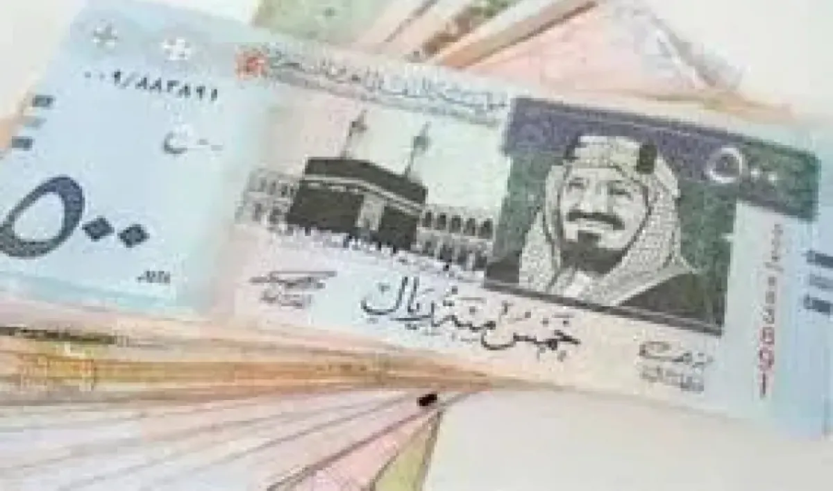 شاب يمني يلفت الأنظار بأمانته بعد عثوره على مبلغ مالي ضخم في عدن  
