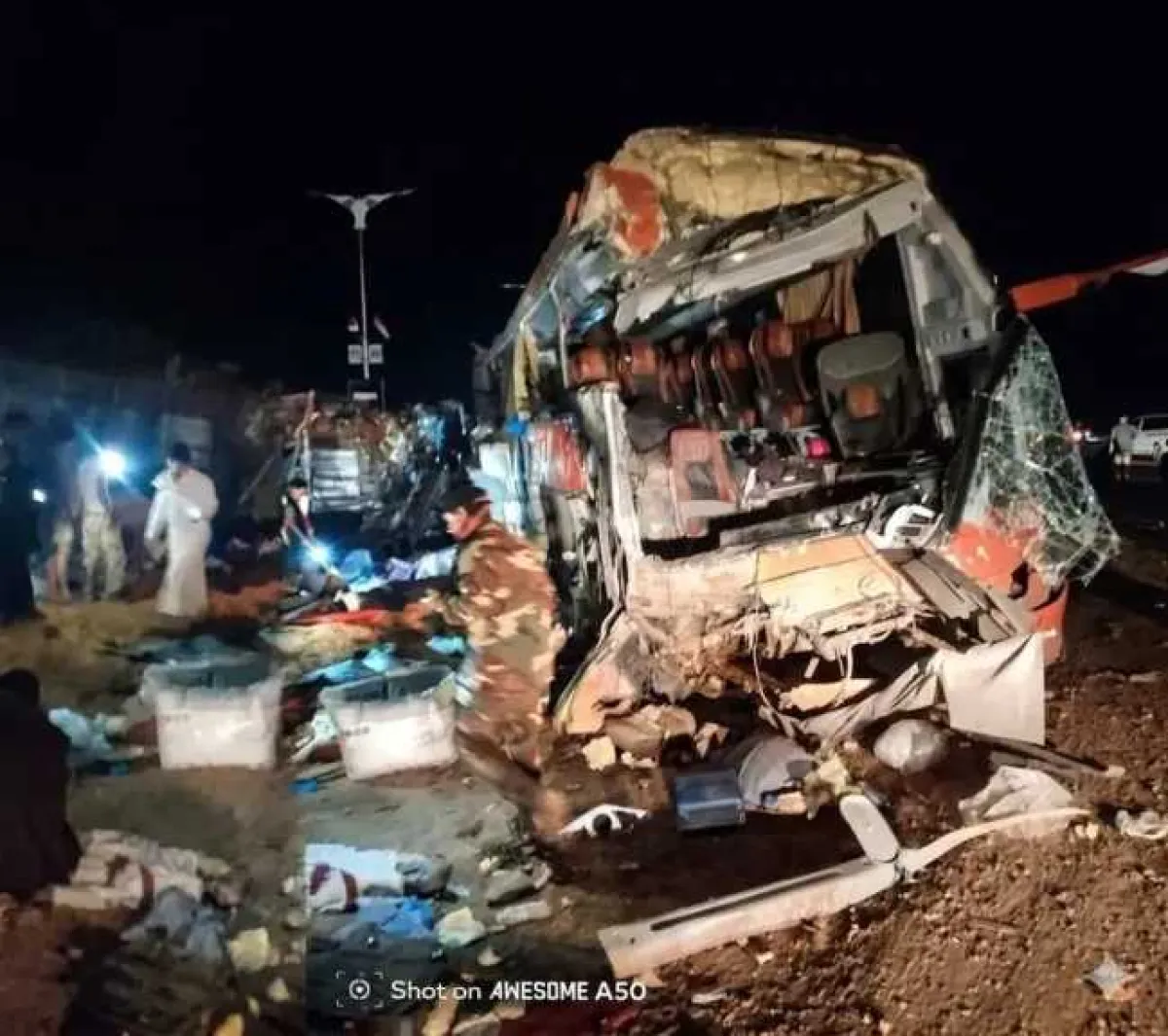 فاجعة تهز اليمن.. عشرات الضحايا بحادث مروع لحافلة نقل جماعي على طريق العبر الدولي (فيديو)