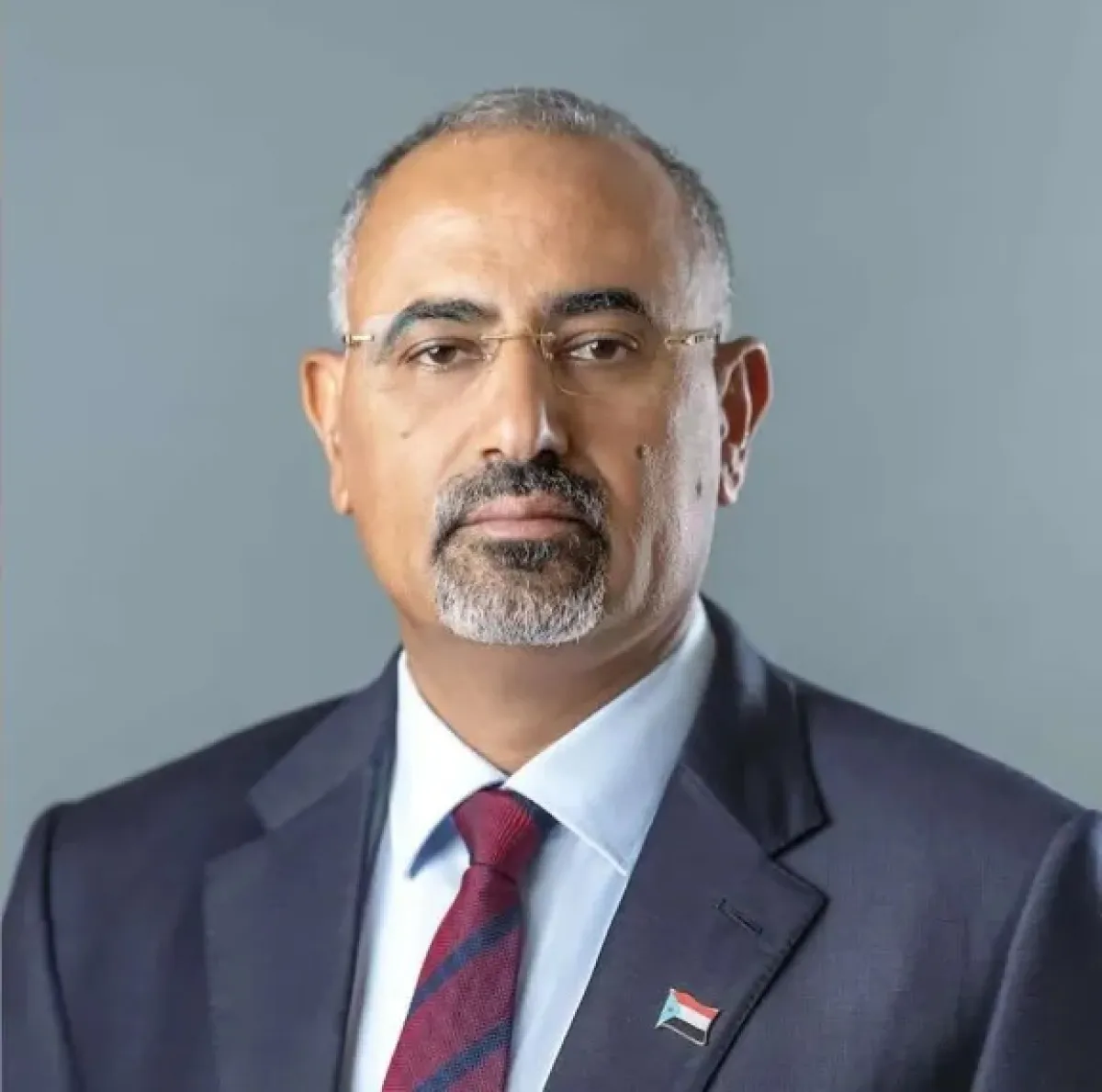 قيادي في الانتقالي يثير الجدل بدعوته للتخلي عن عيدروس الزبيدي