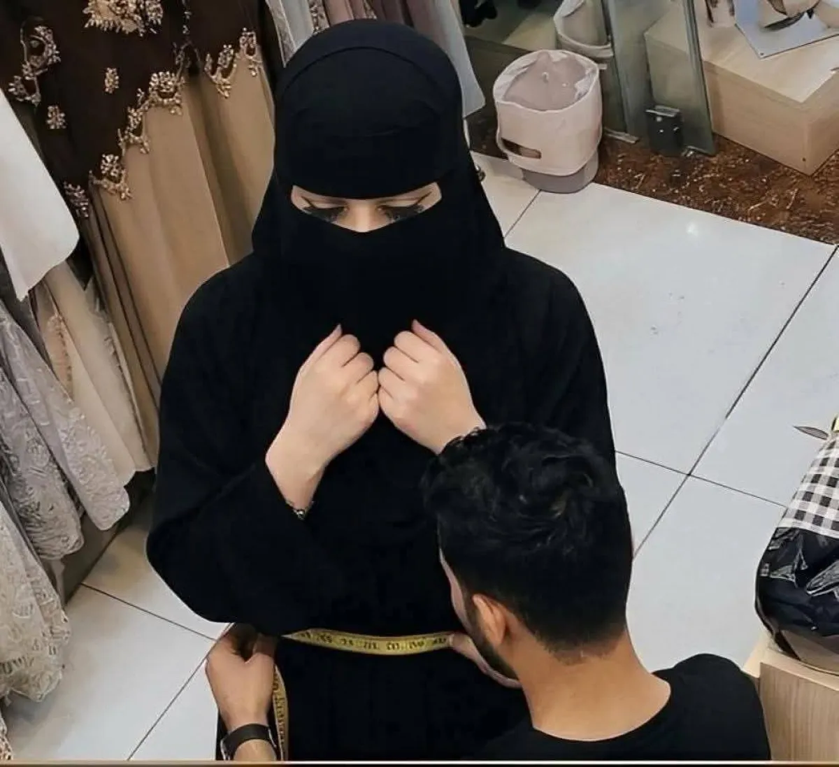 تعز..غضب واسع بعد توثيق قيام رجال بأخذ مقاسات للنساء في محلاتهم(صور)
