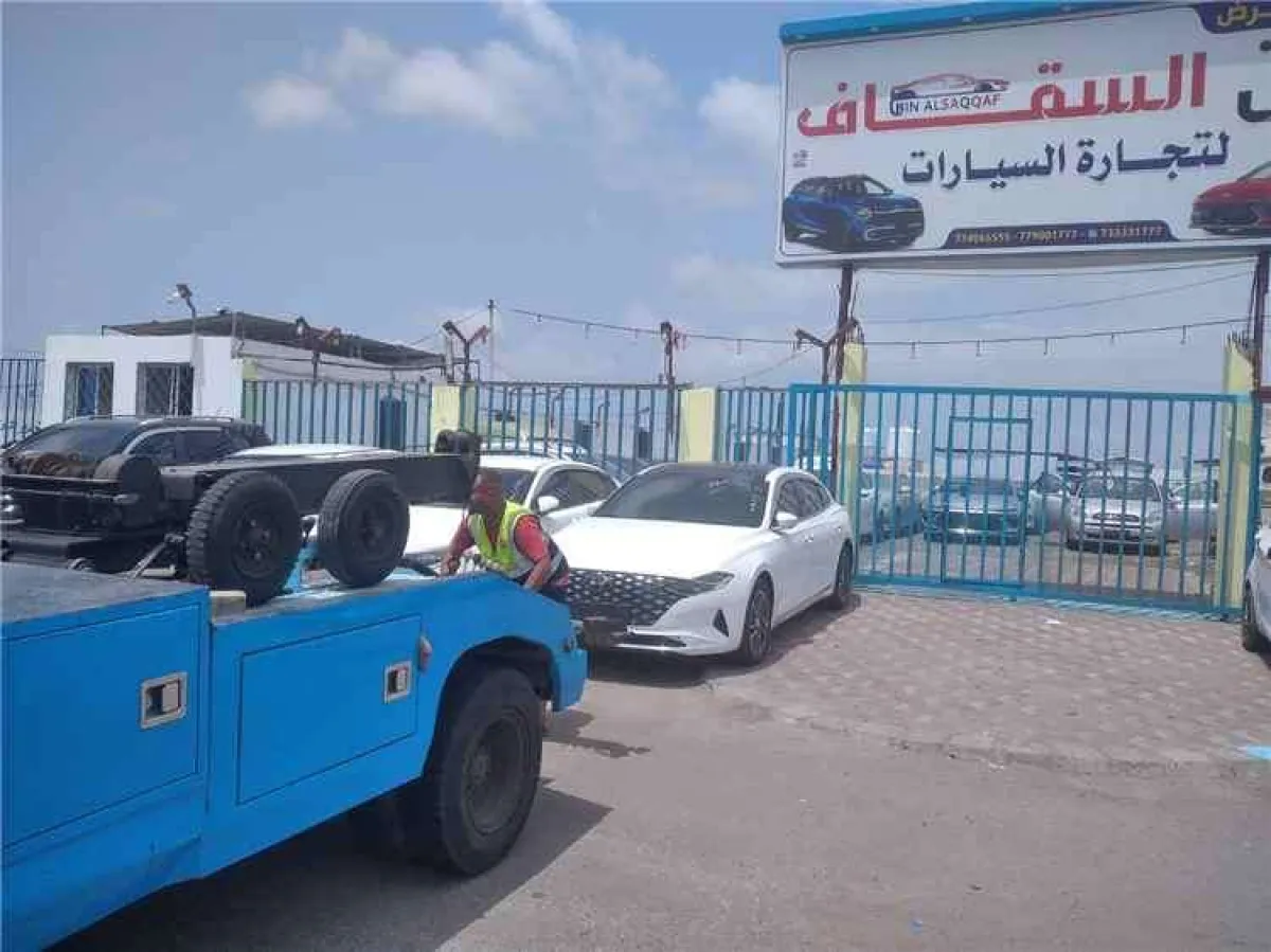 حملة امنية تغلق معارض سيارات بعدن