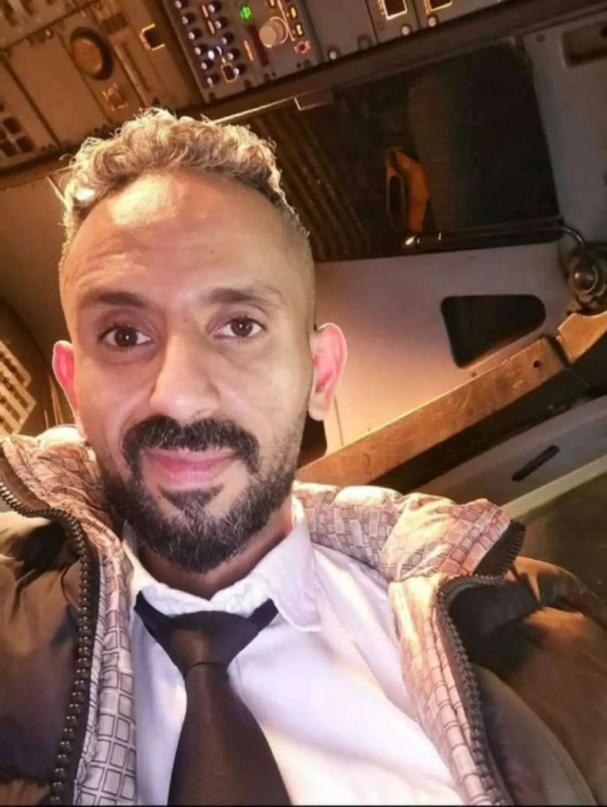 الطيار عمرو العزي.. عام من الإقصاء بعد رفضه “المحسوبية” في قطاع الطيران