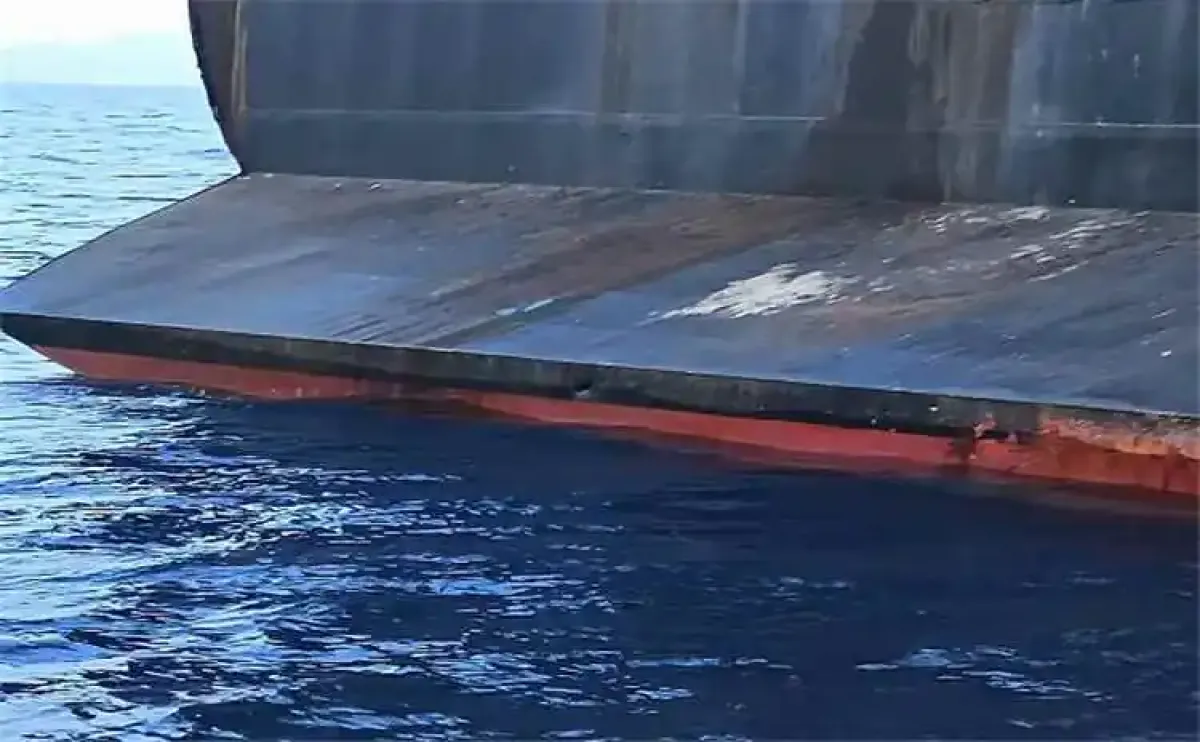وزير النقل يوجّه بالتحقيق العاجل في واقعة تلوث بحري خارج ميناء عدن