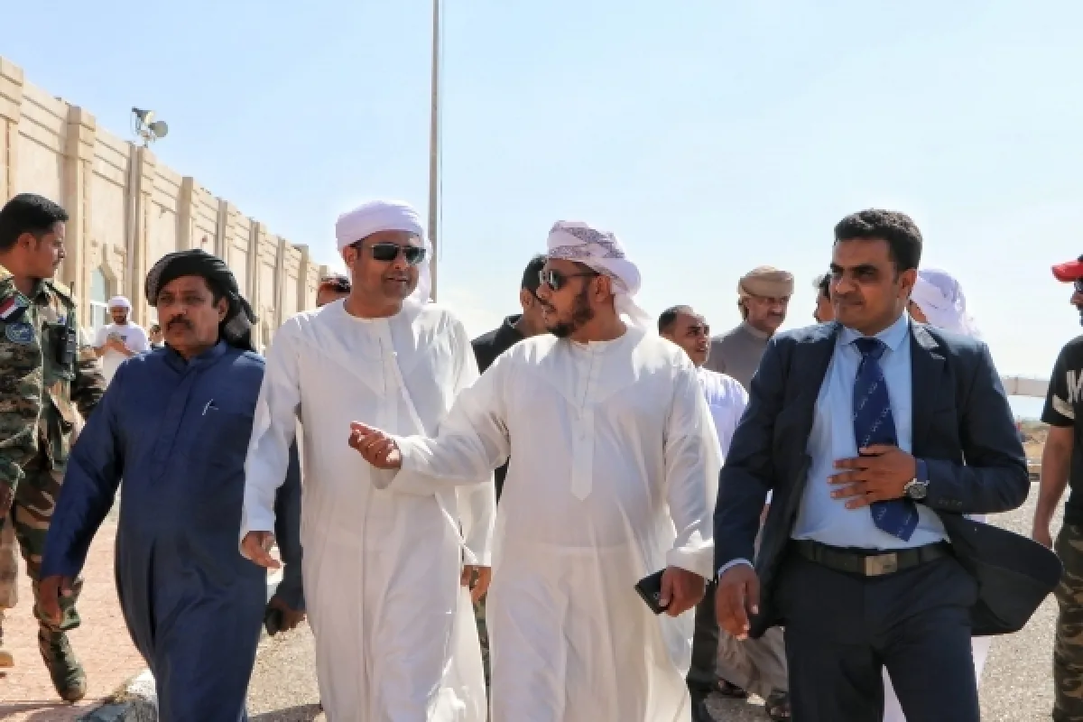 رمجلس القيادة الرئاسي يستدعي محافظ سقطرى إلى الرياض عقب توتر أمني واستهداف لقوات التحالف في ميناء حولاف