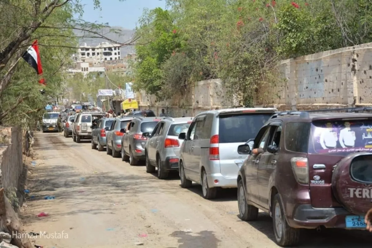 الحوثيون يغلقون المنفذ الشرقي لمدينة تعز ويمنعون عبور المواطنين والمركبات