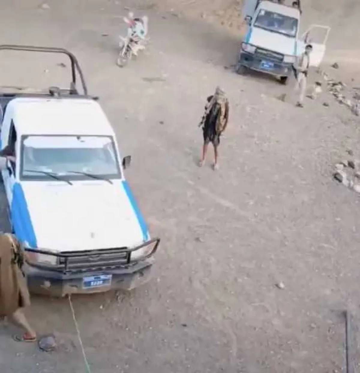شاهد.. مدير أمن حوثي يقتحم بالقوة منازل في عمران وسط صرخات النساء والاطفال  (فيديو)